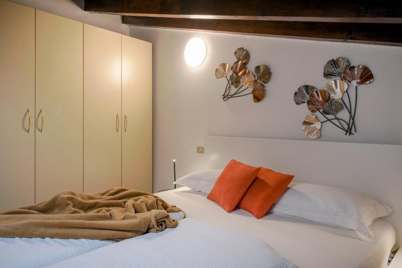 Lovely Mansard Iseo Portelle Holiday With Private Parking And Bike Storage Exterior foto